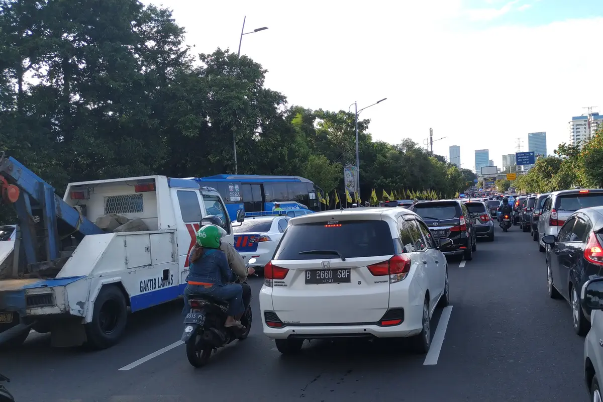 Arus lalu lintas di Jalan Gatot Subroto, Jakarta, Minggu (17/2/2019). Liputan6.com/Pebrianto