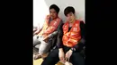 Foto Dechapat (kanan) yang tampak ganteng mengenakan rompi oranye seragam tukang ojek beredar di dunia maya dan bikin gempar. (instagram.com/artboysza)