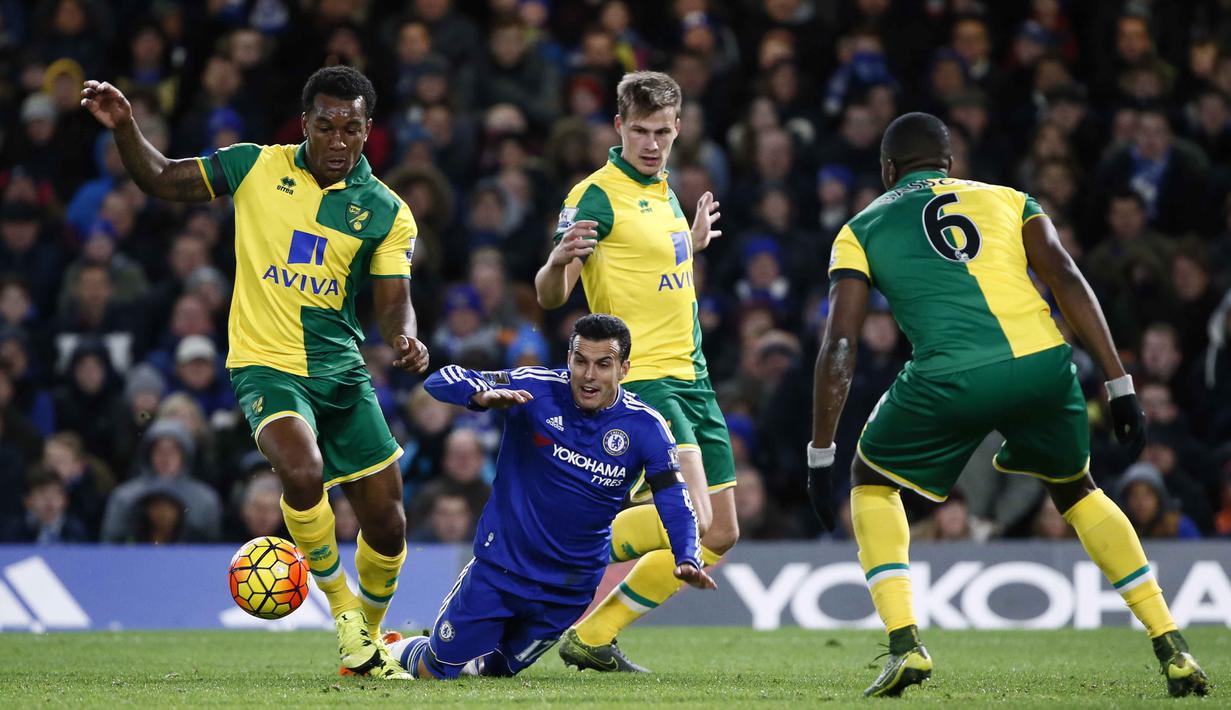  Pemain Chelsea Pedro dikepung para pemain Norwich   pada lanjutan Liga Premier Inggris di Stamford Bridge, London, Sabtu (21/11/2015).  (Reuters/Stefan Wermuth)