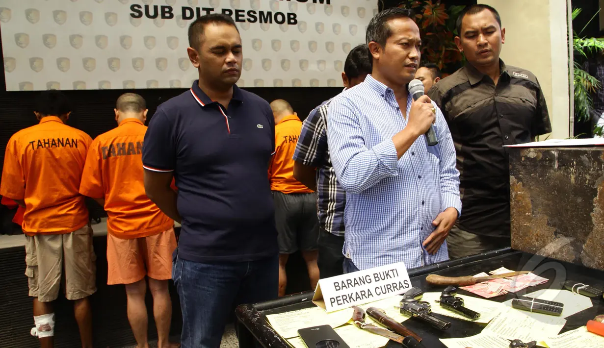 Resmob Polda Metro Jaya menggelar hasil tangkapan Enam tersangka begal truk bermuatan di pinggir tol Jakarta saat gelar barang bukti di Polda Metro Jaya, Jakarta, Selasa (17/3/2015).(Liputan6.com/Johan Tallo)