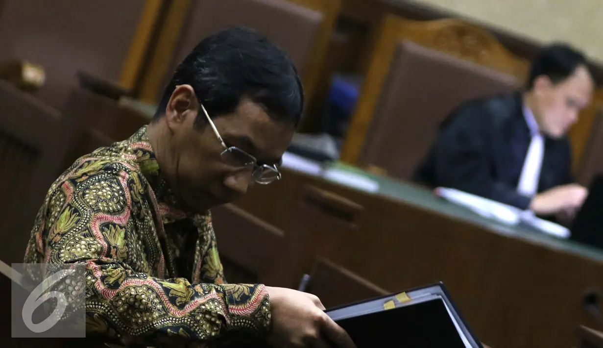 Kepala BPKAD DKI, Heru Budi Hartono melihat berkas saat menjalani sidang lanjutan perkara suap Raperda Reklamasi Pantai Utara Jakarta di Pengadilan Tipikor, Jakarta, Senin (19/9). Heru menjadi saksi untuk terdakwa Sanusi. (Liputan6.com/Helmi Afandi)