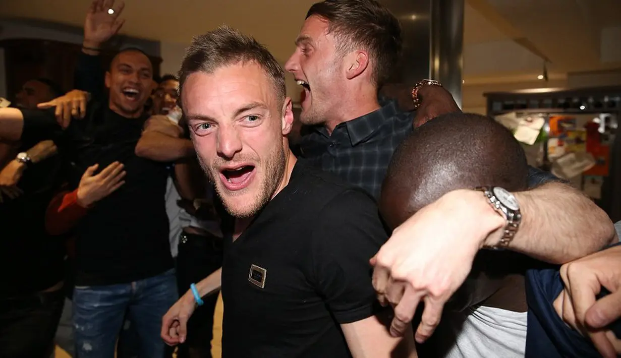 Beberapa pemain The Foxes yang tampak hadir di rumah Jamie Vardy adalah Christian Fuchs, Riyad Mahrez, Robert Huth, Daniel Drinkwater, Shinji Okazaki, Wes Morgan, dan Leonardo Ulloa.  (Dailymail.co.uk)