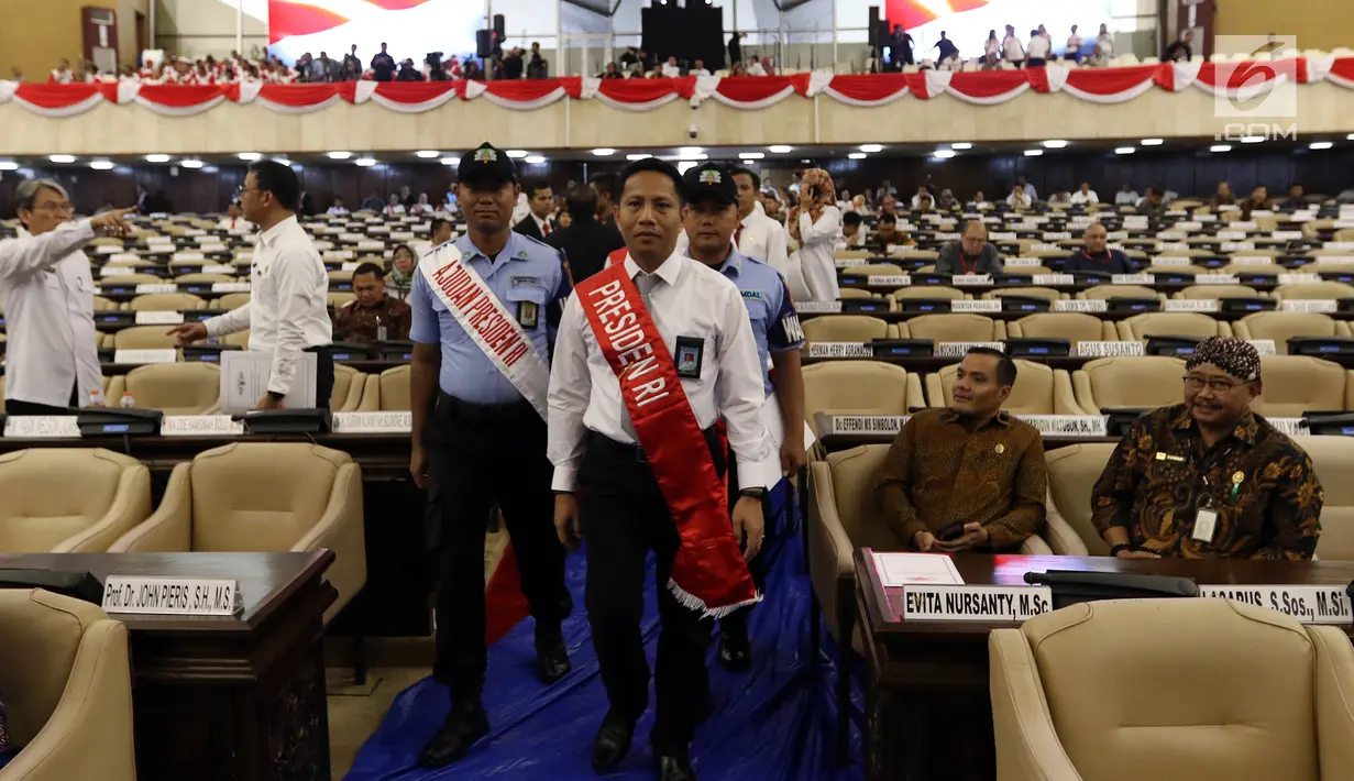 Sejumlah pegawai melakukan gladi resik di Gedung Kura-Kura di Kompleks Parlemen Senayan, Jakarta, Kamis (15/8/2019). Gladi tersebut dilakukan untuk persiapan menjelang pidato presiden dalam rangkaian sidang tahunan MPR, DPR dan DPD 16 Agustus 2019 mendatang. (Liputan6.com/Johan Tallo)