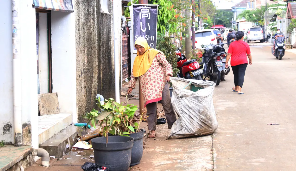 Pengumpul barang bekas mencari barang rusak akibat banjir di Ciledug Indah, Tangerang, Banten, Senin (21/2./2021). Pasca banjir melanda perumahan tersebut menjadi berkah bagi para pengumpul barang rongsok karena banyak barang yang di buang pemilik rumah. (Liputan6.com/Angga Yuniar)