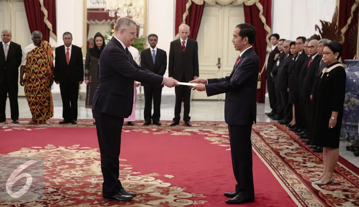 Presiden Jokowi saat menerima surat kepercayaan Duta Besar Luar Biasa dan Berkuasah penuh (LBPP) di Istana Merdeka, Jakarta, Selasa (31/5). Jokowi menerima surat-surat kepercayaan dari 8 Dubes LBPP. (Liputan6.com/Faizal Fanani)