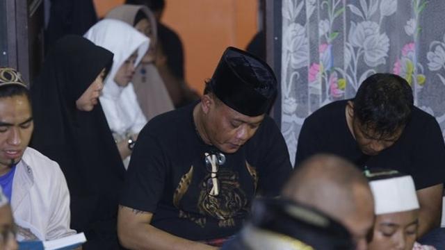 7 Momen Tahlilan Mendiang Lina, Sule Tak Kuasa Tahan Tangis