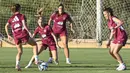 Pemain Timnas Wanita Spanyol, Olga Carmona (kedua kiri) melakukan latihan bersama rekan-rekannya menjelang laga UEFA Nations League melawan Swedia di Oliva, Spanyol pada Rabu (20/09/2023) waktu setempat. (AFP/Jose Jordan)