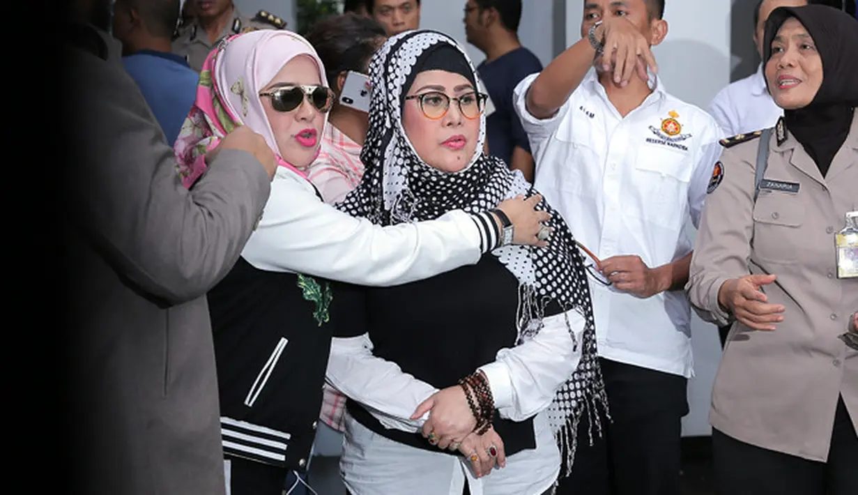 Penyanyi dangdut senior Elvy Sukaesih mengaku tidak mengetahui anak-anaknya menyalahgunakan narkoba. Apalagi kesibukannya selama ini sangat menyita waktu untuk berkumpul bersama anak-anaknya. (Deki Prayoga/Bintang.com)