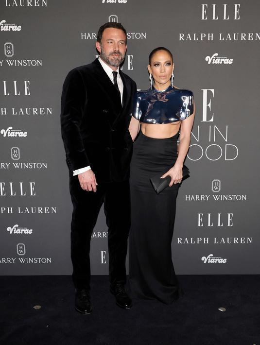 J.Lo tiba di acara ELLE's Women in Hollywood dengan ansambel yang memukau - dan bersama suaminya, Ben Affleck, yang selalu mendukungnya. (KEVIN WINTER / GETTY IMAGES NORTH AMERICA / Getty Images via AFP)