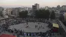 Orang-orang menonton turnamen gulat tradisional Sindhi Malakhra di kota pelabuhan Karachi, Pakistan pada Minggu (13/12/2020). Gulat kuno yang dimulai sejak 5.000 tahun lalu ini salah satu olahraga favorit di kalangan pria. (Photo by Asif HASSAN / AFP)