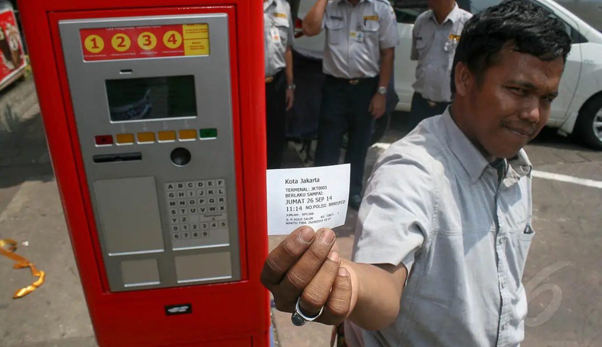 Seorang pengguna parkir menunjukkan tiket parkir meteran di Jalan Sabang, Menteng, Jakarta, (25/9/14). (Liputan6.com/Faizal Fanani) 
