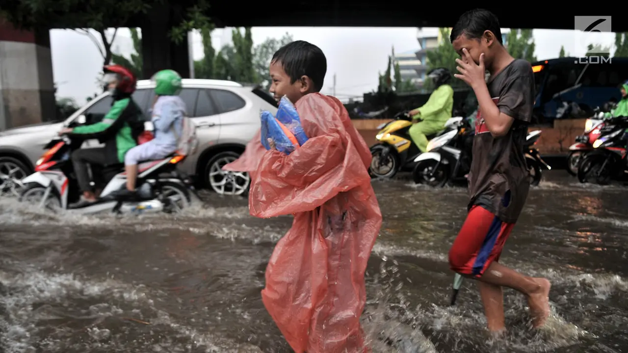 Banjir Genangi Jalan DI Panjaitan