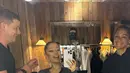 Atau keseruan ketika dirinya sedang dirias, Ariana Grande melakukan mirror selfie. Dibalut sweater abu-abu dan celana jeans, Ariana tampak bahagia sedang dirias. Foto: Instagram.