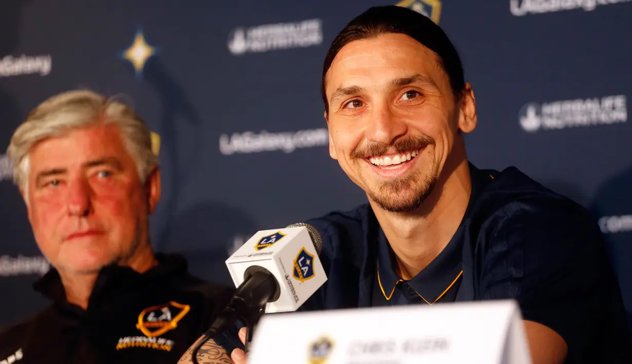 Zlatan Ibrahimovic tersenyum dalam konferensi pers pertamanya sebagai pemain LA Galaxy bersama Major League Soccer (MLS) di StubHub Center, California, Jumat (30/3). Eks pemain Manchester United ini resmi bergabung dengan LA Galaxy. (AP/Ringo H.W. Chiu)