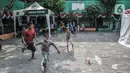 Anak-anak korban kebakaran saat bermain di lapangan sekolah SDN 09 Kebon Kosong, Kemayoran, Jakarta, Selasa (31/8/2021). Ratusan pengungsi ditempatkan di dua ruang kelas yang dipisahkan berdasarkan jenis kelamin. (merdeka.com/Iqbal S. Nugroho)