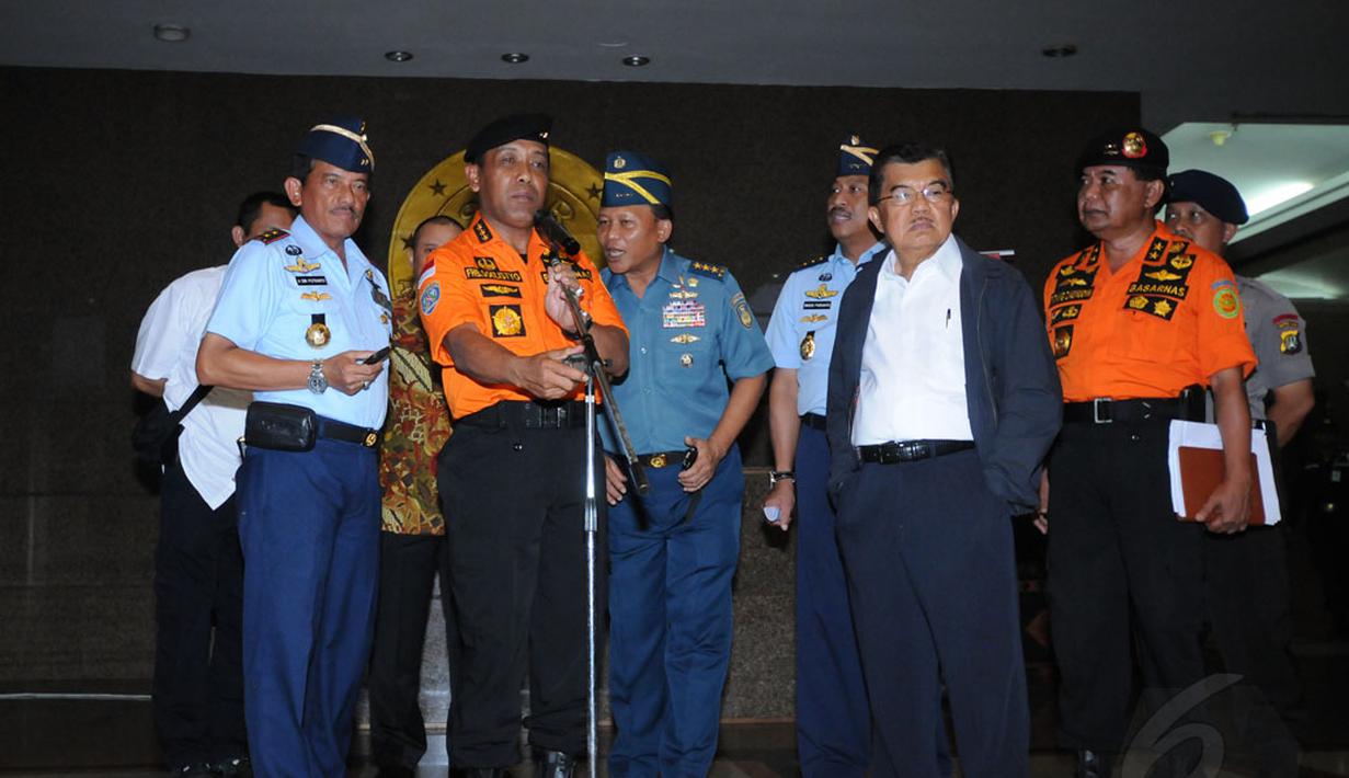 Kepala Basarnas Marsdya TNI F Henry Bambang Sulistyo (kedua dari kiri) bersiap memberikan keterangan terkait hilangnya pesawat AirAsia QZ 8501 di kantor Basarnas, Jakarta (28/12). (Liputan6.com/Helmi Fithriansyah) 