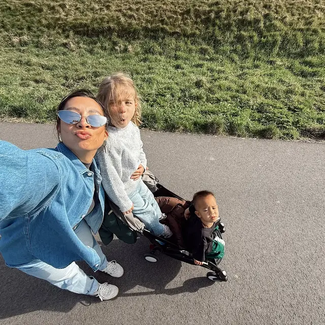 Definisi Couple Goals, Gaya Kompak Jennifer Bachdim dan Irfan Bachdim Momong Anak Saat Mudik ke Belanda