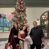 Nia Ramadhani bersama keluarganya liburan akhir tahun ke Amerika Serikat. Nia tampil mengenakan jaket fur maroon dipadukan inner one shoulder crop hitam serasi dengan warna celana panjang dan bootsnya. Mikhayla mengenakan strapless leather maroon dipadukan mini skirt ruffle denim. [@ramadhaniabakrie]