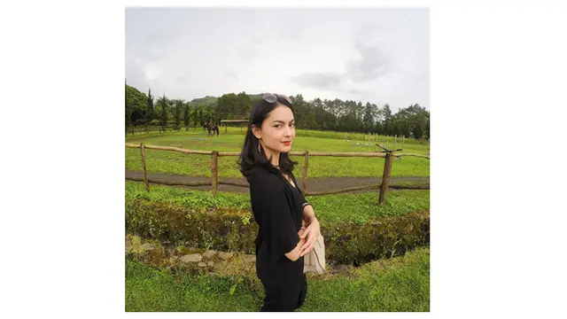 6 Potret Clara Josephine Bernadeth, Model Wanita di Video Klip Terbaru NOAH