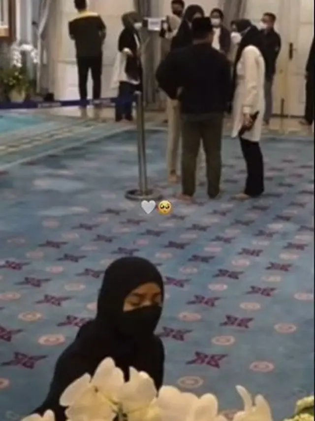6 Momen Nabila Ishma Akhirnya Bertemu dengan Jenazah Eril, Duduk Lemas di Samping Peti