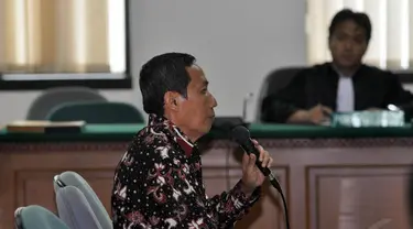 Mantan Wakil Rektor (Warek) II UI, Tafsir Nurchamid mengikuti sidang pembacaan vonis di Pengadilan Tipikor, Rabu (3/12/2014). (Liputan6.com/Miftahul Hayat)