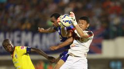 Kiper Sriwijaya FC Dian Agus berebut bola dengan pemain Arema Cronus Lancine Kone pada laga semifinal Piala Presiden di Stadion Manahan, Solo, Minggu (11/10/2015). Sriwijaya menang 2-1. (Bola.com/Nicklas Hanoatubun).
