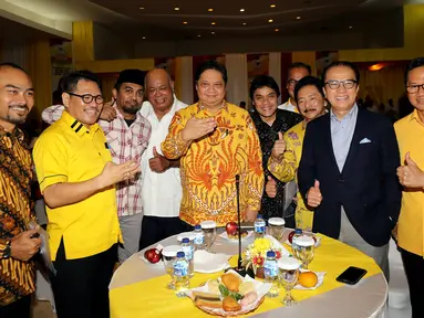 Ketua Umum Partai Golkar Airlangga Hartarto (tengah) bersama sejumlah musisi dalam diskusi panel di Kantor DPP Partai Golkar, Jakarta, Kamis (22/2). Acara ini bertajuk "Eksistensi LMK dan LMN dalam Industri Musik Indonesia". (Liputan6.com/JohanTallo)