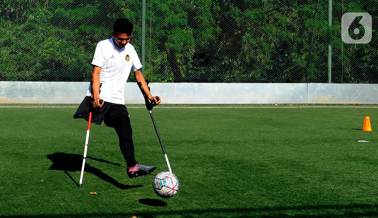 Pemain Timnas Amputasi Indonesia mengikuti latihan fisik jelang Piala Dunia Amputasi 2022 di Sports Club Serena Mansion, Jakarta Selatan, Selasa (5/7/2022). Mereka akan berlaga di Piala Dunia Sepak Bola Amputasi atau World Amputee Football Federation (WAFF) World Cup 2022 di Turki pada Oktober 2022. (merdeka.com/Arie Basuki)