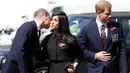 Pangeran William memberi kecupan di pipi calon adik iparnya, Meghan Markle saat kebaktian Anzac Day di Westminster Abbey, London, Rabu (25/4). Ini menjadi pemandangan langka yang jarang terlihat dari anggota keluarga Kerajaan Inggris. (AP/Frank Augstein)