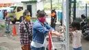 Pengunjung mencuci tangan saat masuk ke kawasan Pasar Minggu, Jakarta, Selasa (23/6/2020). Pascapenutupan tiga hari terkait ditemukannya tiga pedagang yang positif COVID-19, pengunjung Pasar Minggu kini diwajibkan mencuci tangan dan cek suhu tubuh. (Liputan6.com/Immanuel Antonius)