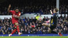 Joshua King yang merupakan mantan pemain Everton tersebut menyumbangkan tiga dari lima gol yang diciptakan oleh Watford. (AP via PA/Martin Rickett)