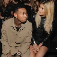 Para netizen dan penggemar pun dibuat penasaran dengan ulah Kylie. Apakah cincin berlian itu pemberian dari sang kekasih, Tyga?. (AFP/Bintang.com)