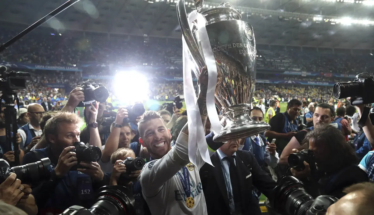 Kapten Real Madrid, Sergio Ramos, merayakan gelar juara Liga Champions ke-13 usai mengalahkan Liverpool di Stadion Olimpiyskiy, Kiev, Sabtu (26/5/2018). Madrid menang 3-1 atas Liverpool. (AP/Sergei Grits)