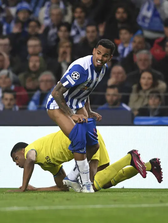 <p>Pemain Porto, Galeno (depan) menaikkan celananya setelah ditarik hingga melorot oleh pemain Inter Milan, Denzel Dumfries pada laga leg kedua 16 besar Liga Champions 2022/2023 di Drago Stadium, Porto, Rabu (15/03/2023) WIB. (AFP/Miguel Riopa)</p>