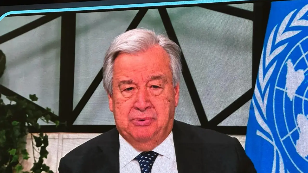 Sekretaris Jenderal PBB Antonio Guterres yang hadir melalui video dalam Acara Pembukaan World Water Forum ke-10 di Mangapura Hall Bali International Convention Center (BICC), Nusa Dua, Bali, Senin (20/5/2024). (Liputan6/Benedikta Miranti)
