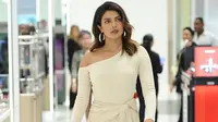 Priyanka Chopra yang telah eksis di industri Hollywood ternyata masih belum bisa mengalahkan Deepika Padukone (Instagram/@pcourheartbeat)