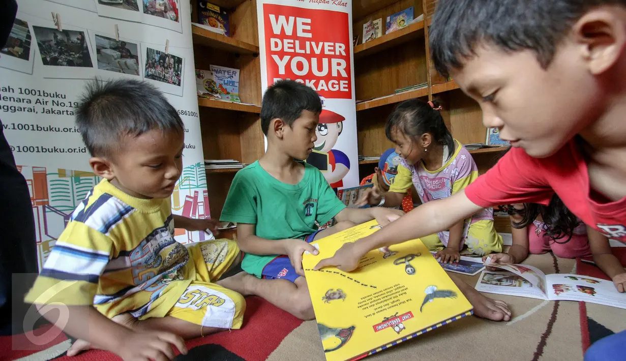 <p>Antusias anak-anak membaca buku di Yayasan 1001 Buku, Jakarta, Senin (8/5). Memperingati Hari Pendidikan Nasional pada 2 Mei, TIKI mendonasikan dana untuk Yayasan 1001 Buku yang mempunyai jaringan hingga ke pelosok negeri. (Liputan6.com/Faizal Fanani)</p>