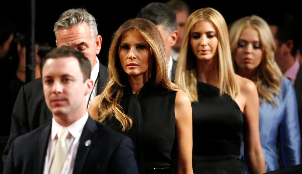 Melania dan Ivanka Trump, istri & anak Donald Trump, menghadiri debat terakhir capres AS di University of Nevada, Las Vegas, Rabu (19/10). Debat berlangsung di tengah tuduhan Trump akan adanya konspirasi media untuk memojokkannya. (REUTERS/Jonathan Ernst)