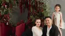 Rianti Cartwright  juga membagikan foto natal tahun ini bersama suami dan putrinya di depan pohon natal unik. Rianti tampil dengan dress putih model kerah v neck. [@riantic]