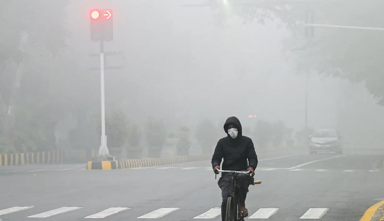 Kabut asap menyebabkan kualitas udara berada di tingkat berbahaya. Kondisi ini memperburuk kesehatan bagi penduduk kota Lahore, Provinsi Punjab, Pakistan. (Arif ALI/AFP)
