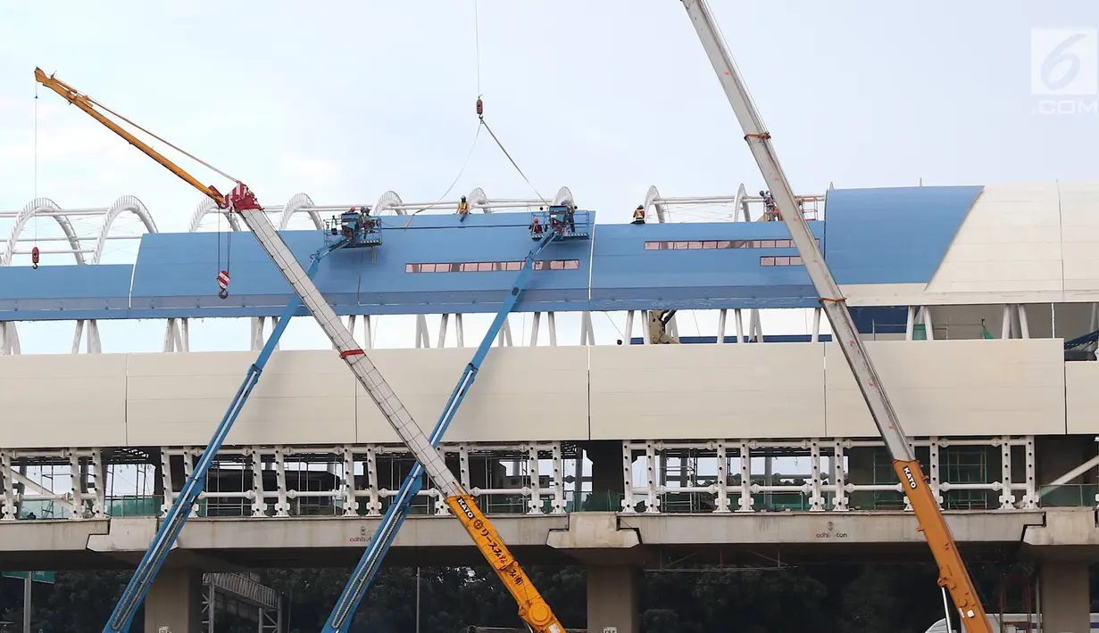 Pekerja menyelesaikan pembangunan stasiun LRT di kawasan Ciracas, Jakarta, Sabtu (23/3). Pada tahun 2019, pemerintah menganggarkan dana APBN untuk infrastruktur sebesar Rp415 triliun, naik 1,04% dari anggaran infrastruktur tahun sebelumnya. (Liputan6.com/Immanuel Antonius)