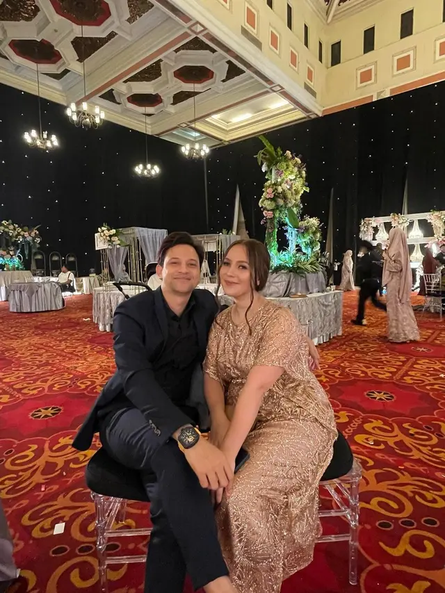6 Gaya Lucky Perdana dan Lidi Brugman saat Kondangan yang Curi Perhatian