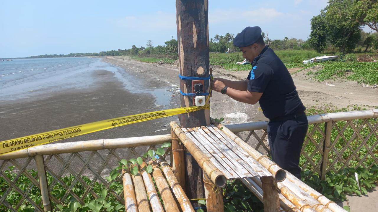 KKP melakukan penyegelan terhadap pembangunan tanggul abrasi pantai di Kabupaten Takalar, Sulawesi Selatan. Tanggul ini  dibangun dengan mereklamasi pantai kemudian memanfaatkannya untuk aktivitas wisata. (Dok KKP)