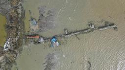 Abrasi pantai Weg naar Zee, Paramaribo, Suriname ini merupakan dampak kenaikan permukaan laut yang cepat yang disebabkan oleh perubahan iklim. (Juan BARRETO/AFP)