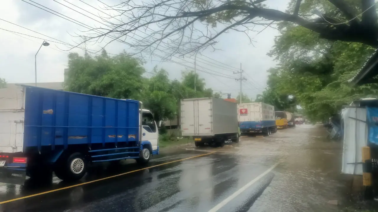 Kemacetan panjang terjadi di jalan raya Pantura Situbondo akibat banjir yang melanda wilayah  itu (Istimewa)