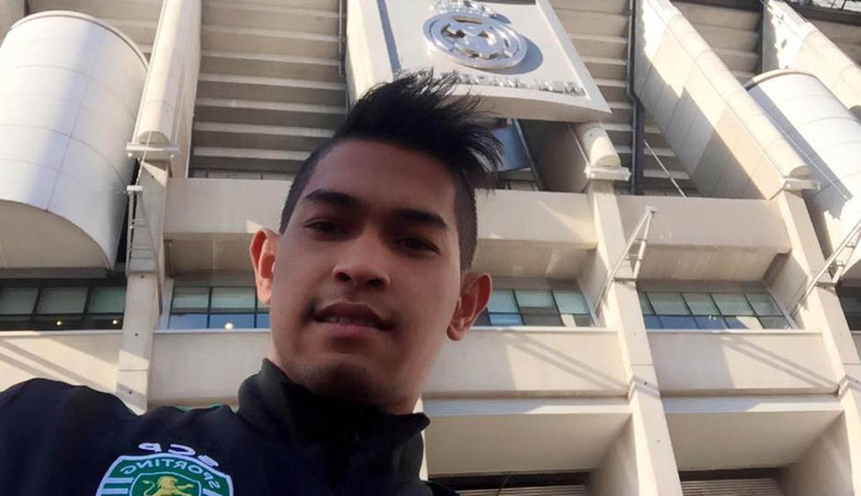 Martinus, menyempatkan selfie di depan Stadion Santiago Bernabeu jelang laga antara Real Madrid melawan Getafe. (Istimewa)