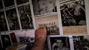 Raffaello Bianco, mekanik dan pecinta sepeda bekerja menunjukkan gambar tim pro tahun 1950-an-60an "Carpano" di bengkel mekaniknya di ruang bawah tanah apartemennya di Turin, Italia, 7 Juli 2020. Bianco mengatakan selalu memiliki gairah yang lebih besar terhadap sepeda. (MARCO BERTORELLO/AFP)
