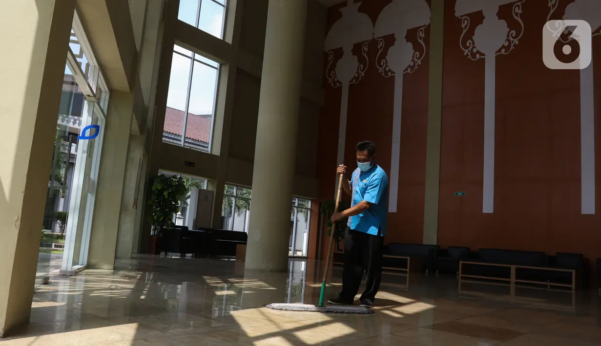 Petugas kebersihan mengepel lantai untuk persiapan kedatangan calon jemaah haji di Asrama Haji Pondok Gede, Jakarta, Senin (23/5/2022). Asrama Haji Pondok Gede Jakarta siap melayani calon jemaah haji 1443 H/2022 M, yang dijadwalkan mulai masuk asrama pada 3 Juni 2022 mendatang sebelum keberangkatan menuju Tanah Suci Mekkah dan Madinah di Arab Saudi. (Liputan6.com/Herman Zakharia)
