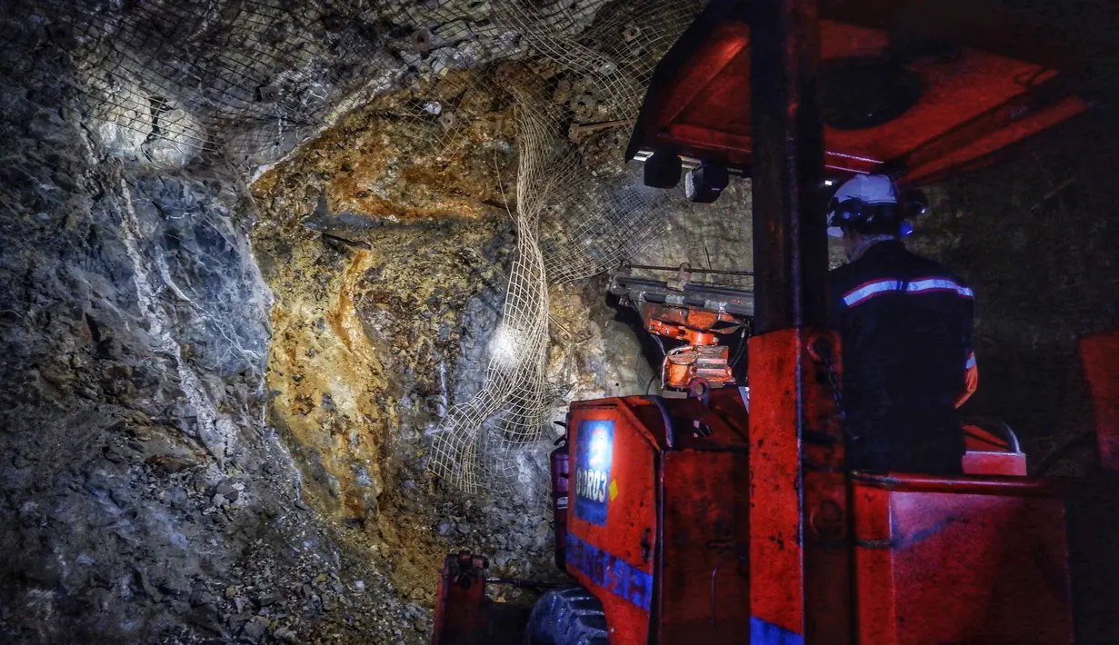 Tambang yang berada di bawah naungan holding BUMN tambang Mining Industry Indonesia (MIND ID) itu diperkirakan masih menyimpan cadangan emas sekitar 5 ton. (Daeng Mansur/AFP)