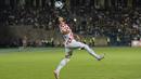 Pemain Kroasia, Josip Sutalo, berusaha menyundul bola saat melawan Armenia pada laga Kualifikasi Euro 2024 di Stadion Vazgen Sargsyan Republican, Armenia, Senin (11/9/2023). Kroasia menang dengan skor 1-0. (AFP/Karen Minasyan)
